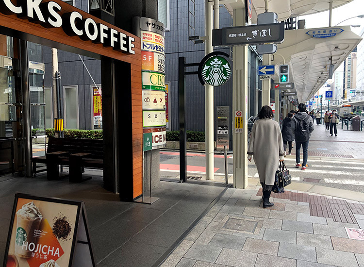 スターバックスが見えたら路地を左へ。