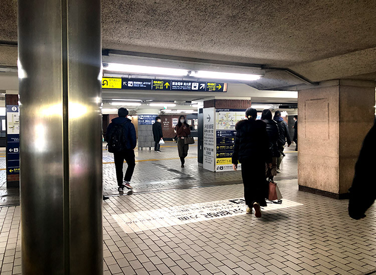 階段を上がると途中に烏丸駅が見えるので、上の案内看板の11-20方面へ。