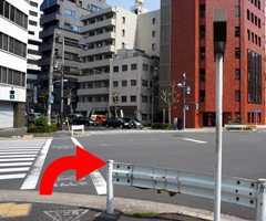 横断歩道を渡り、右折して真っ直ぐ進みます。