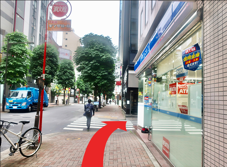 コンビニがある交差点で右折します。