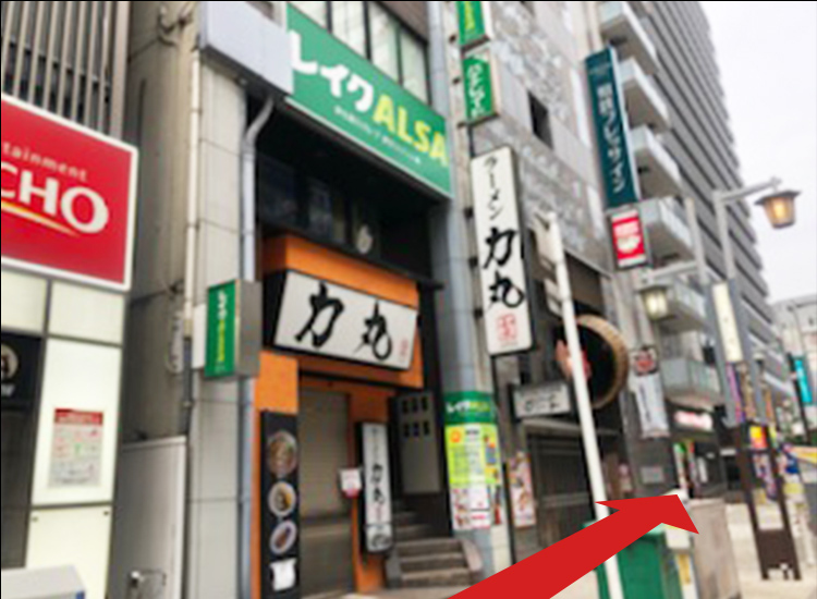 左手にラーメン屋「力丸」が見えますので、もう少し直進します。まもなくホテル一階の「ミスタードーナツ」が見えます。