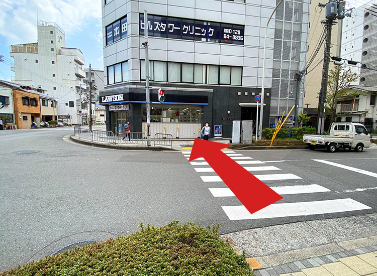 横断歩道を渡り、ローソンを通り過ぎます。