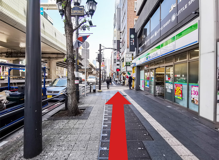 高速道路沿いに交差点から離れるように進みます。