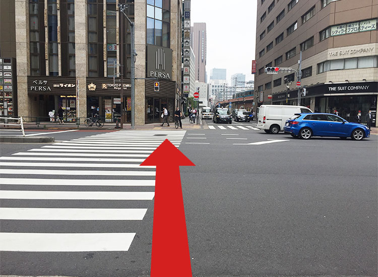 大通りの横断歩道を渡ります。(銀座ライオン、リンガーハットが目印です。)