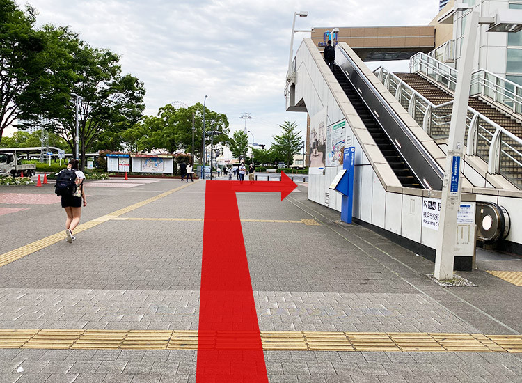 エスカレーターを通り過ぎ右方向に曲がります。曲がると横断歩道があるので渡り、直進します。