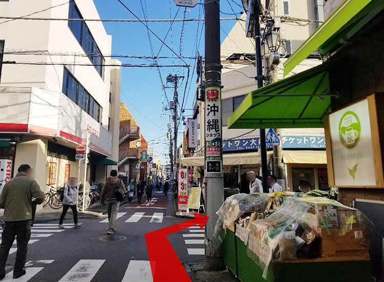 10ｍほど進みますと、右手のお茶屋さんの先に、りそな銀行さんの看板が見えてきます。