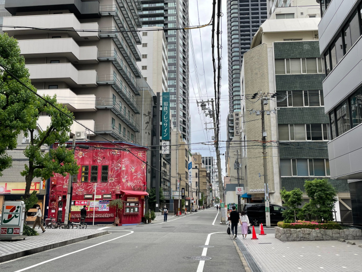 さらに進んで左手に赤い建物が見えたら、その奥がフレッサイン大阪淀屋橋です。