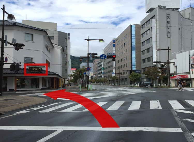 1つ目の信号機「末広町」の交差点を左折して下さい。(赤枠のお店「竹風堂」が目印です。)