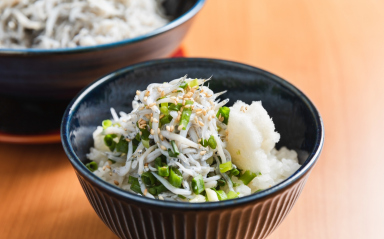 しらす丼（盛り付け例）