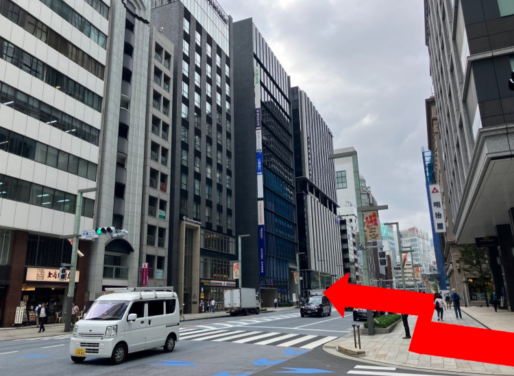 大通りに出たらみずほ銀行前の横断歩道へ進みます。