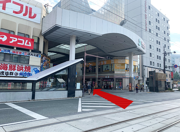 辛島町駅（電停）で降車すると、すぐ歩道側に「サンロード新市街」という屋根付のアーケードがございますのでお入りください。