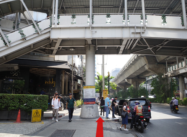 陸橋の下をくぐってそのまままっすぐ進んでください。