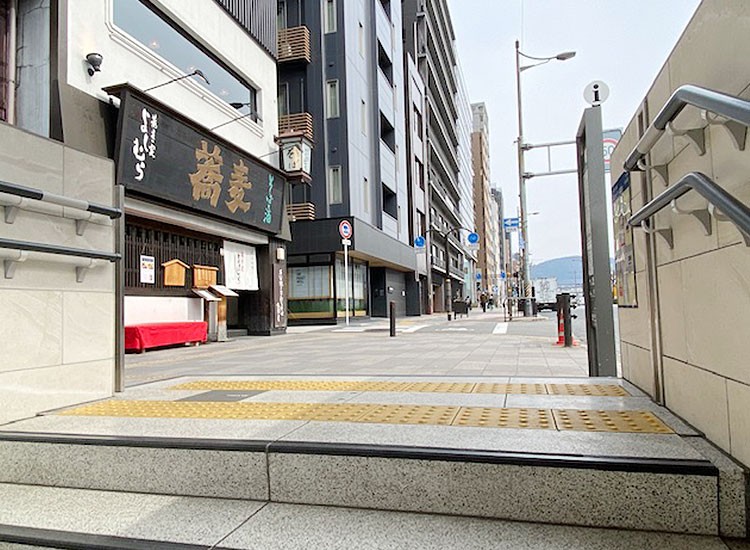 地上へ上がりそのまま直進すると左側に蕎麦屋の看板が見えます。