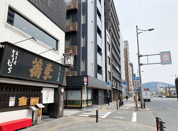 蕎麦屋の横道を挟んだ建物が当館です。